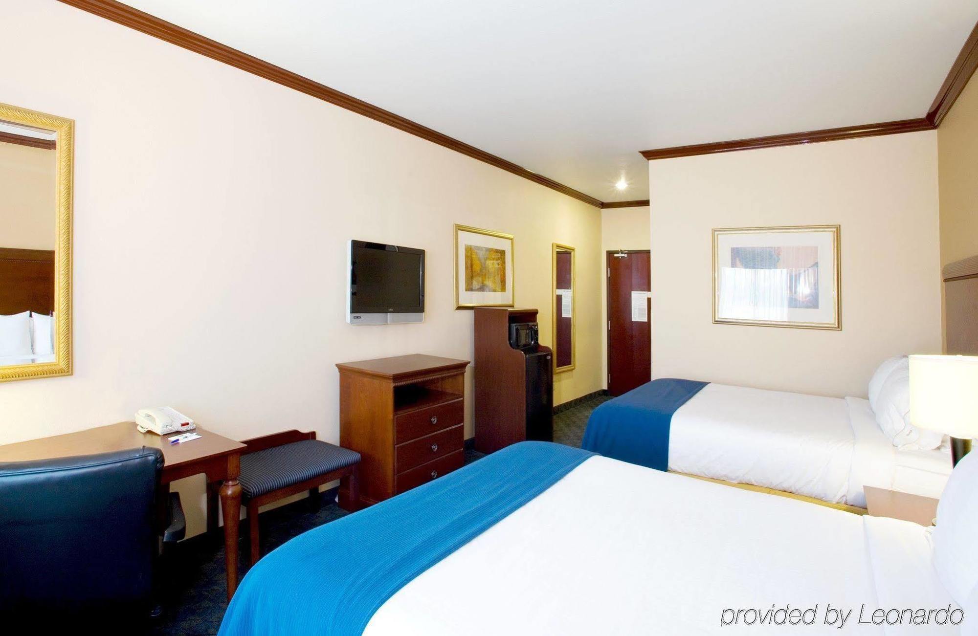 Holiday Inn Express Hotel And Suites Falfurrias Exterior photo