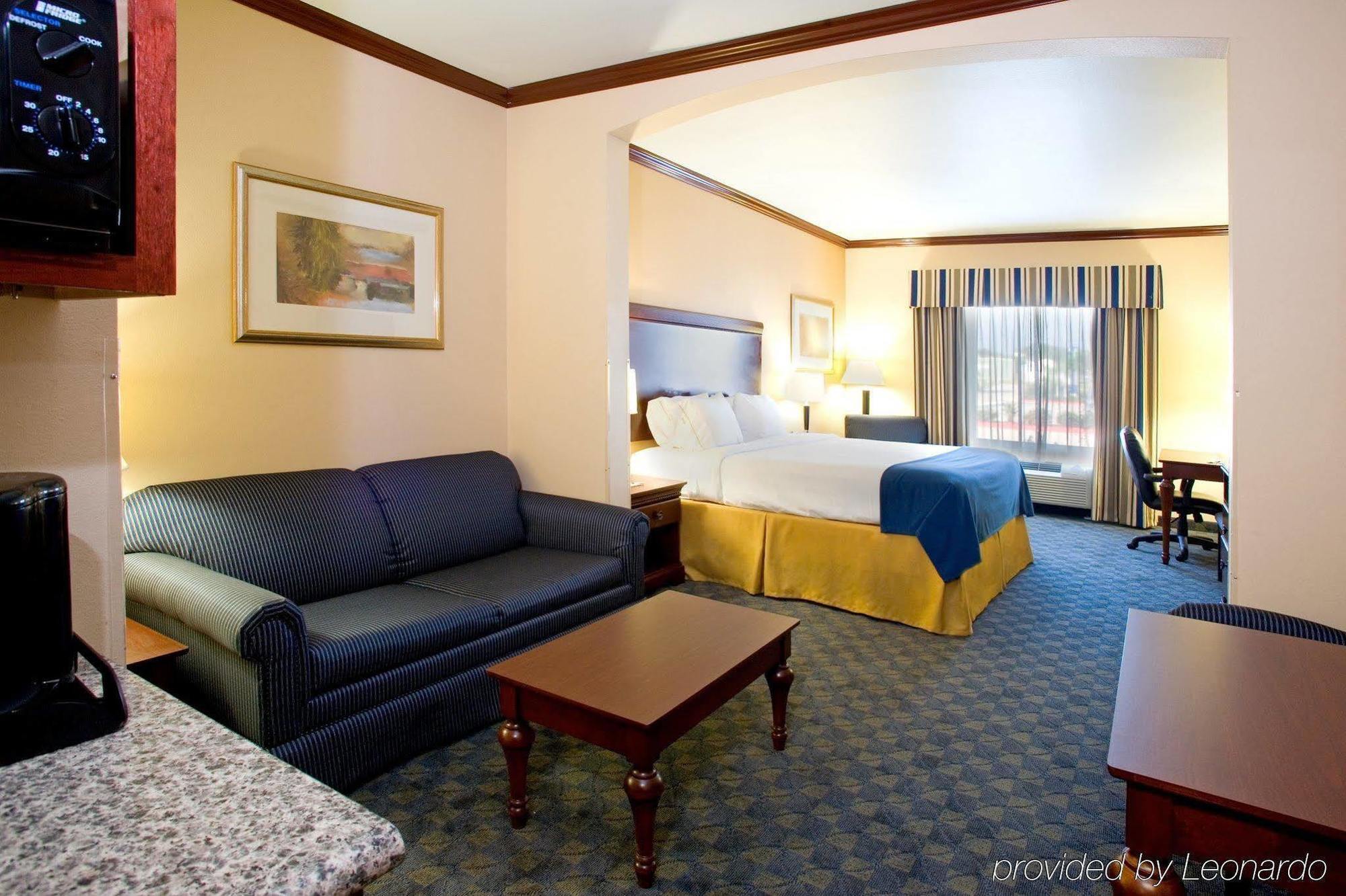 Holiday Inn Express Hotel And Suites Falfurrias Exterior photo