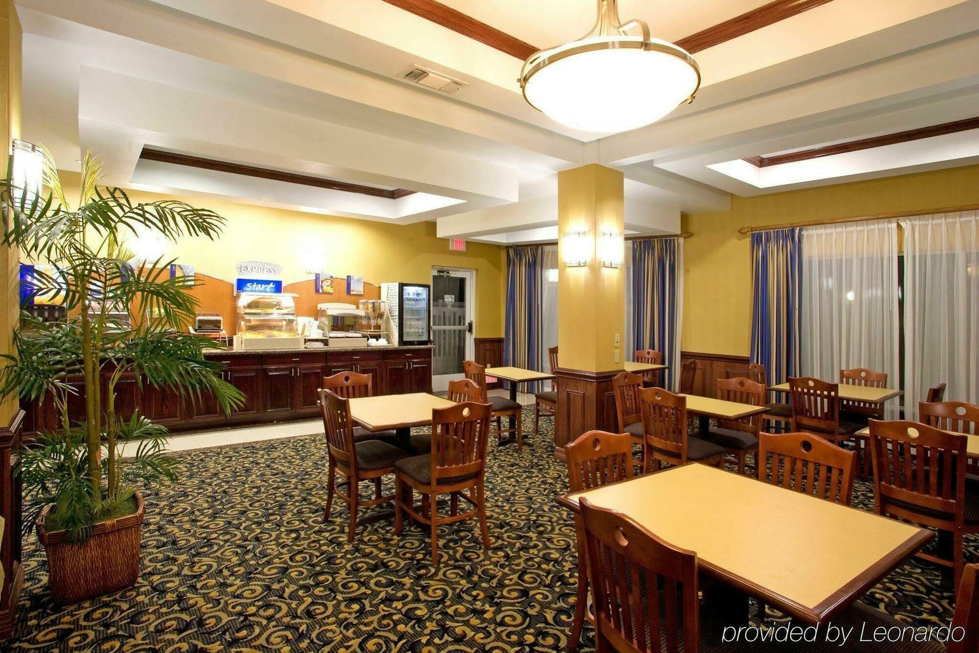 Holiday Inn Express Hotel And Suites Falfurrias Restaurant photo