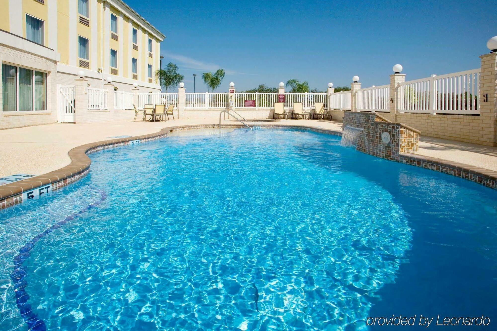 Holiday Inn Express Hotel And Suites Falfurrias Exterior photo
