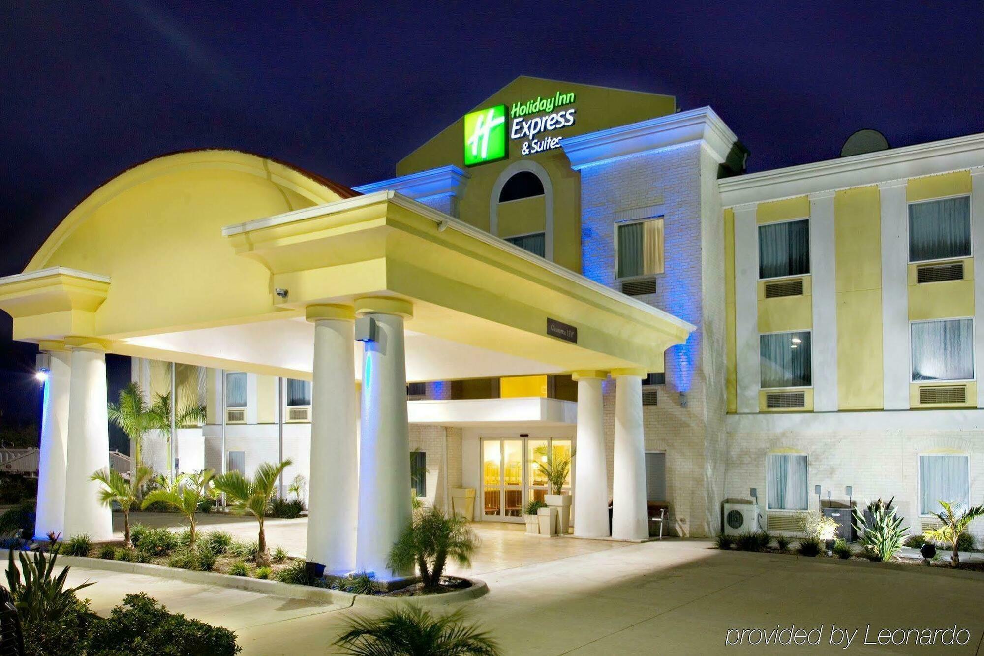 Holiday Inn Express Hotel And Suites Falfurrias Exterior photo